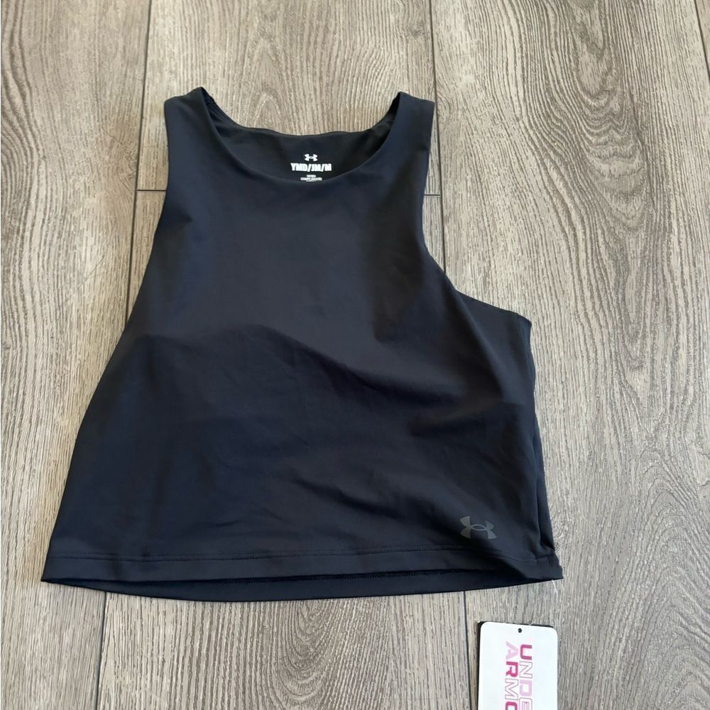 Under armour girls motion crop top with built in sport bra great for any sport